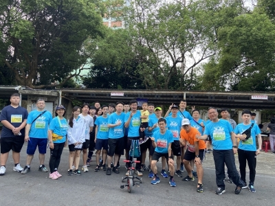 公司一年參加三次馬拉松路跑活動，讓同仁為了參加馬拉松路跑，隨時運動，鼓勵同仁融入大街小巷、景區，讓同仁藉馬拉松路跑過程評量自己身心狀態