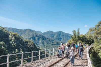 同仁熱烈參與阿里山系的獨立山步道活動，步道有一段是早期古道，阿里山鐵路以「螺旋式」三迴旋爬上獨立山，交通便利、景色優美，最佳的登山健行場所