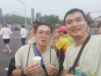 公司一年參加數次馬拉松路跑活動，讓同仁為了參加馬拉松路跑，隨時運動，鼓勵同仁融入大街小巷、景區，讓同仁藉馬拉松路跑過程檢視自己身心狀態