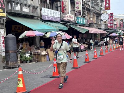 公司一年參加數次馬拉松路跑活動，讓同仁為了參加馬拉松路跑，隨時運動，鼓勵同仁融入大街小巷、景區，讓同仁藉馬拉松路跑過程檢視自己身心狀態